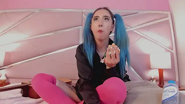 Snapshot of Lunapage chatting on 03.18.25 Lunapage online show from 03.18.25