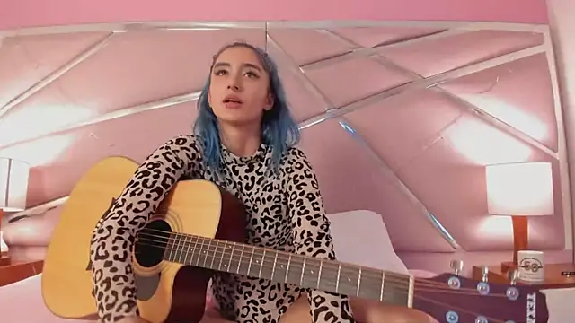 Snapshot of Lunapage chatting on 03.21.25 Lunapage online show from 03.21.25