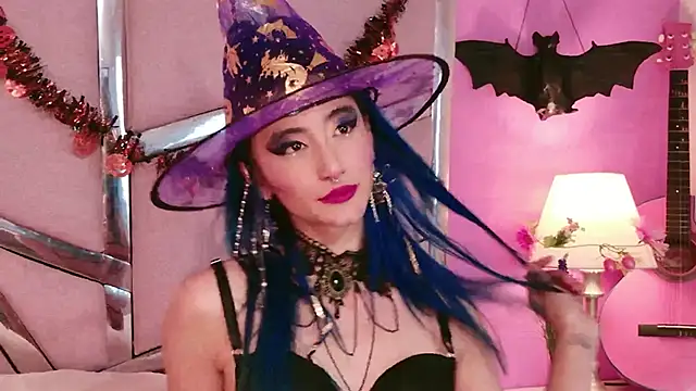 Snapshot of Lunapage chatting on 10.14.25 Lunapage online show from 10.14.25