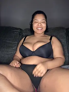 MissAriisback online show from 11.21.25