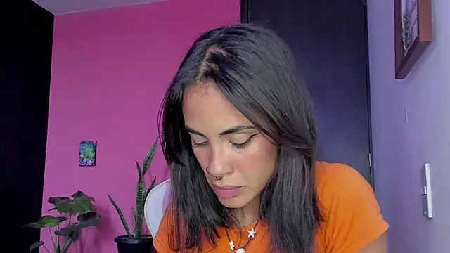 Juanadearco5 online show from 12.18.24