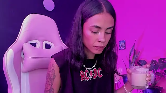 Juanadearco5 online show from 02.13.25