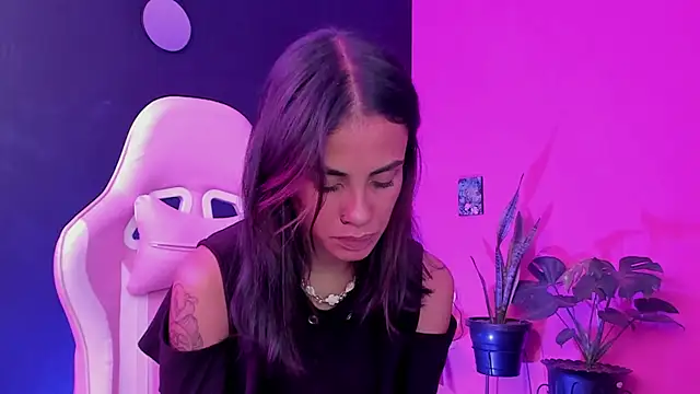 Juanadearco5 online show from 02.18.25