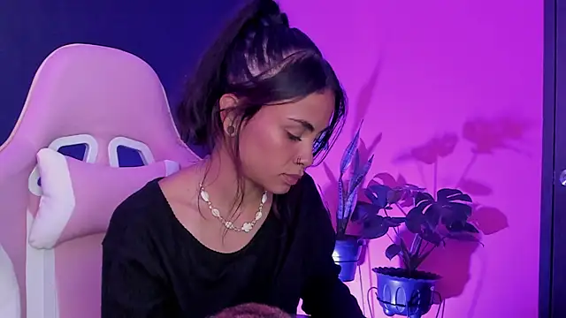 Juanadearco5 online show from 02.23.25