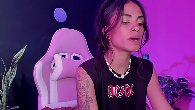 Juanadearco5 online show from 02.25.25