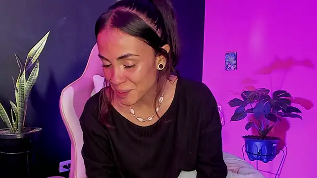 Juanadearco5 online show from 02.28.25