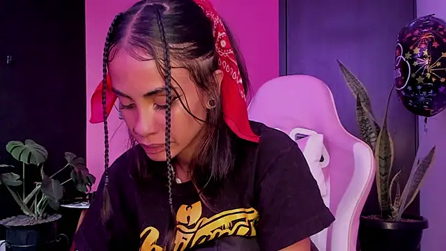 Juanadearco5 online show from 03.20.25