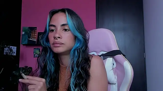 Juanadearco5 online show from 12.18.25