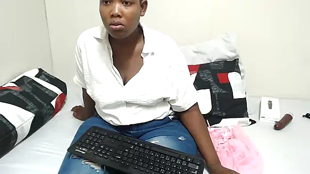 Snapshot of DollyAssZA chatting on 03.04.25 DollyAssZA online show from 03.04.25