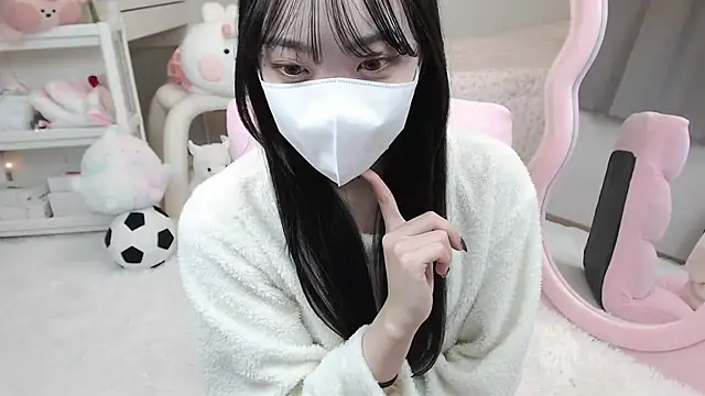 Snapshot of momo_room chatting on 12.19.24 momo room online show from 12.19.24