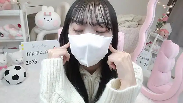 Snapshot of momo_room chatting on 01.04.25 momo room online show from 01.04.25
