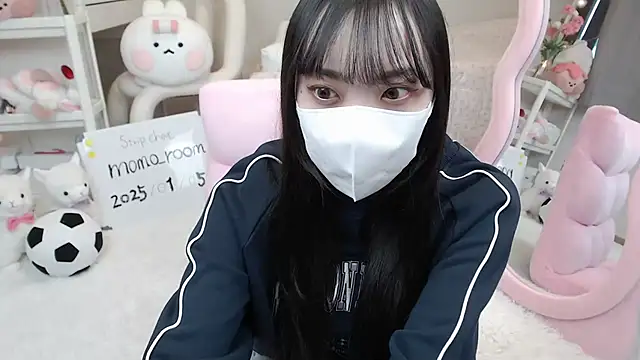 Snapshot of momo_room chatting on 01.05.25 momo room online show from 01.05.25