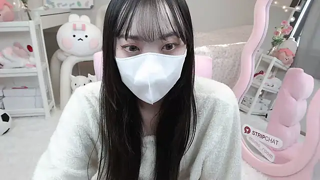 Snapshot of momo_room chatting on 01.12.25 momo room online show from 01.12.25