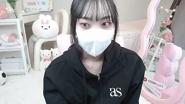 Snapshot of momo_room chatting on 01.19.25 momo room online show from 01.19.25