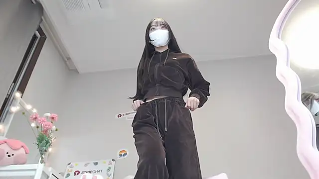 Snapshot of momo_room chatting on 01.20.25 momo room online show from 01.20.25