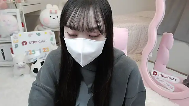 Snapshot of momo_room chatting on 01.23.25 momo room online show from 01.23.25
