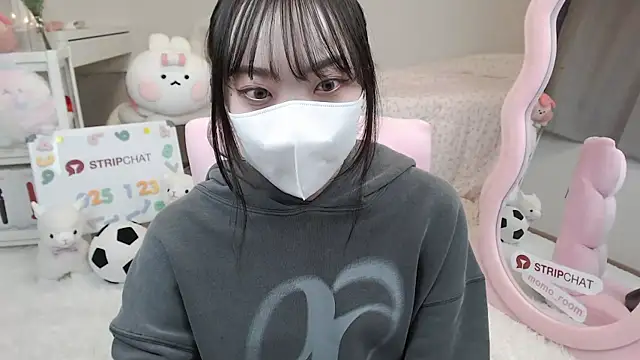 Snapshot of momo_room chatting on 01.23.25 momo room online show from 01.23.25