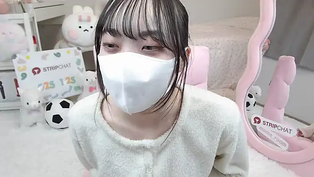 Snapshot of momo_room chatting on 01.25.25 momo room online show from 01.25.25