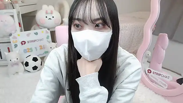 Snapshot of momo_room chatting on 01.26.25 momo room online show from 01.26.25