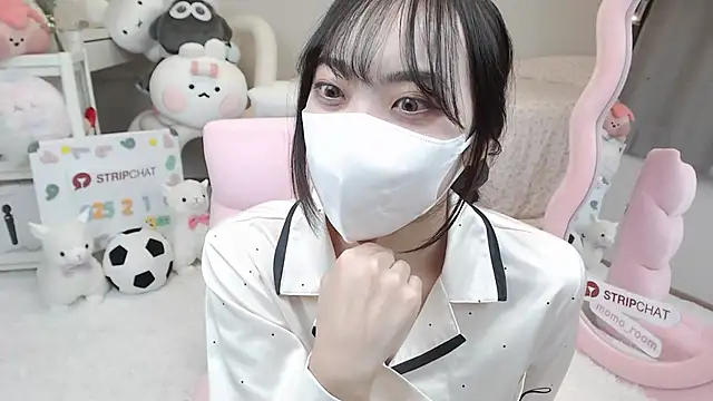 Snapshot of momo_room chatting on 02.01.25 momo room online show from 02.01.25