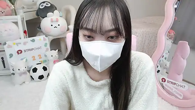 Snapshot of momo_room chatting on 02.02.25 momo room online show from 02.02.25
