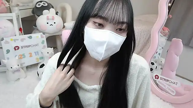 Snapshot of momo_room chatting on 02.11.25 momo room online show from 02.11.25