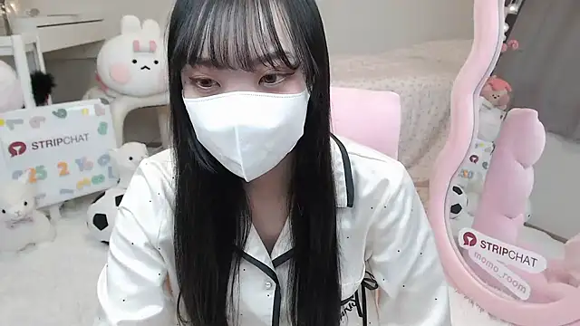 Snapshot of momo_room chatting on 02.16.25 momo room online show from 02.16.25