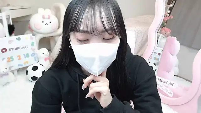 Snapshot of momo_room chatting on 02.20.25 momo room online show from 02.20.25