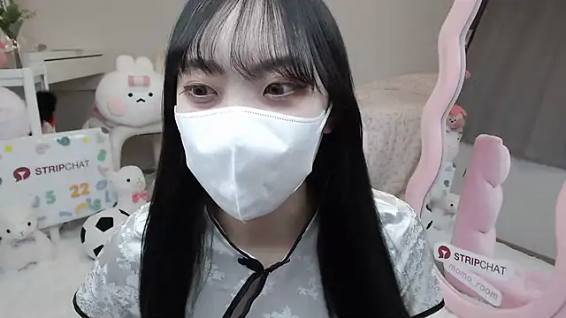 Snapshot of momo_room chatting on 02.22.25 momo room online show from 02.22.25