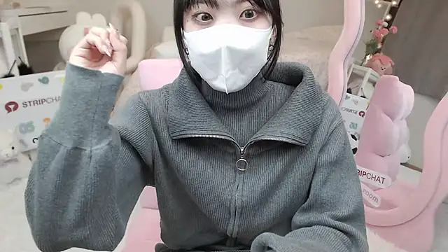 Snapshot of momo_room chatting on 02.23.25 momo room online show from 02.23.25