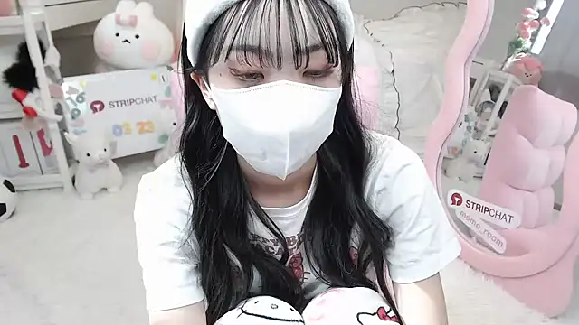Snapshot of momo_room chatting on 03.23.25 momo room online show from 03.23.25