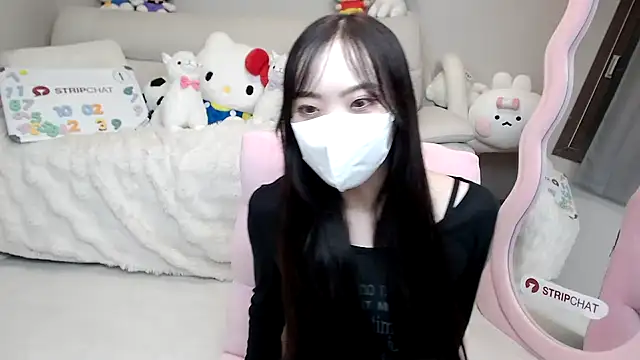 Snapshot of momo_room chatting on 10.02.25 momo room online show from 10.02.25