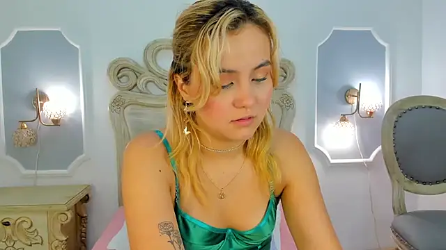 Snapshot of Sara__Williams chatting on 12.18.24 Sara Williams online show from 12.18.24