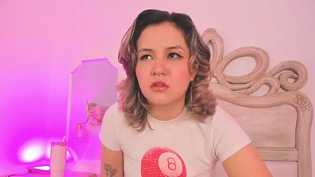 Snapshot of Sara__Williams chatting on 11.23.25 Sara Williams online show from 11.23.25