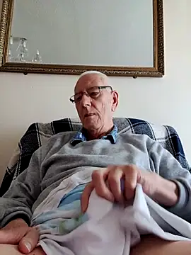 Snapshot of cutaboverest chatting on 05.15.26 cutaboverest online show from 05.15.26