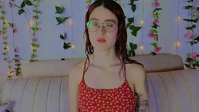 Snapshot of MiaWinx chatting on 11.20.25 MiaWinx online show from 11.20.25