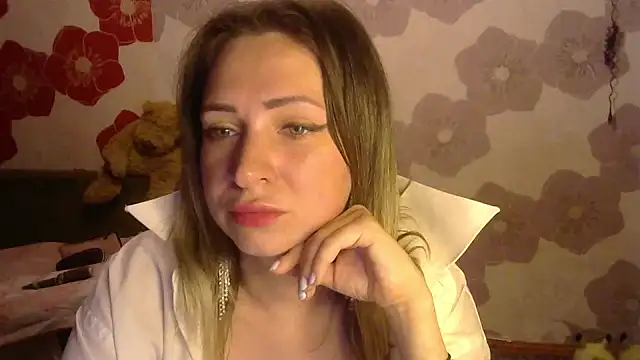 Snapshot of Queen_Daenerys chatting on 09.15.25 Queen Daenerys online show from 09.15.25