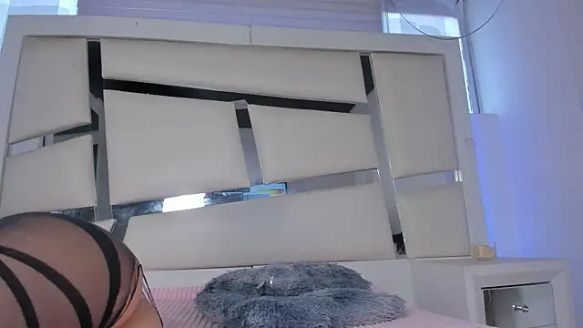 chrystal js online show from 04.18.26