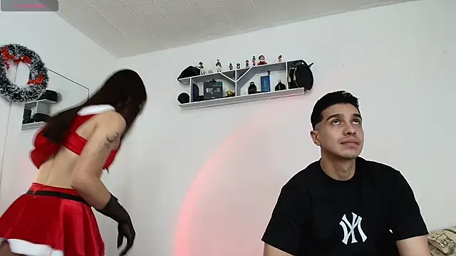 Snapshot of HotCouple_697 chatting on 12.15.24 HotCouple 697 online show from 12.15.24