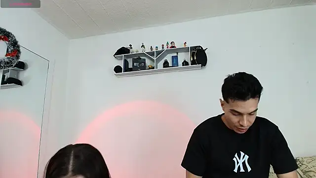 Snapshot of HotCouple_697 chatting on 12.15.24 HotCouple 697 online show from 12.15.24