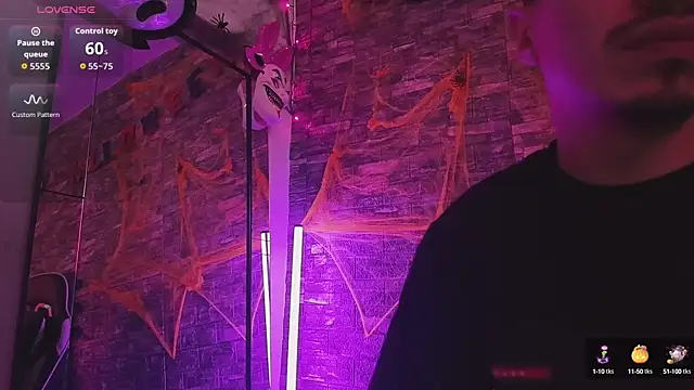 Snapshot of HotCouple_697 chatting on 10.19.25 HotCouple 697 online show from 10.19.25