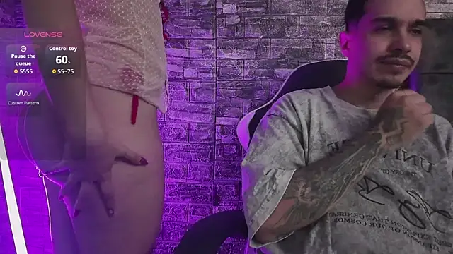 Snapshot of HotCouple_697 chatting on 11.10.25 HotCouple 697 online show from 11.10.25