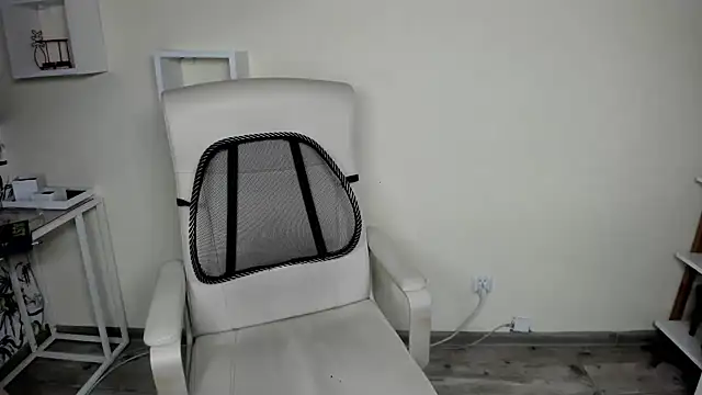 Snapshot of teaseDiana chatting on 12.10.24 teaseDiana online show from 12.10.24