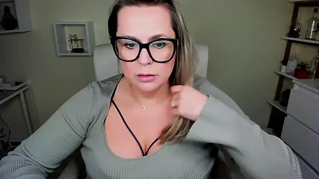 Snapshot of teaseDiana chatting on 01.17.25 teaseDiana online show from 01.17.25