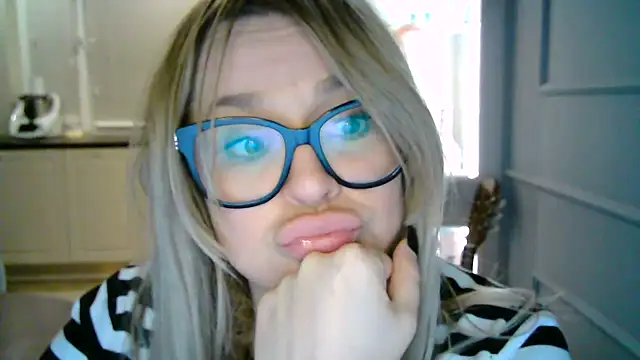 Snapshot of teaseDiana chatting on 02.12.25 teaseDiana online show from 02.12.25