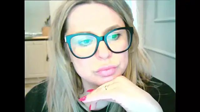 Snapshot of teaseDiana chatting on 02.14.25 teaseDiana online show from 02.14.25