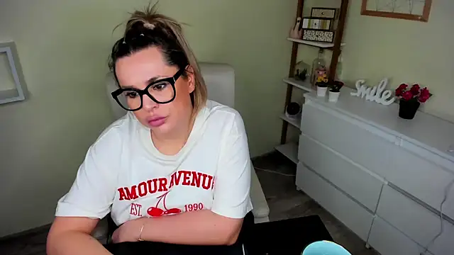 Snapshot of teaseDiana chatting on 02.20.25 teaseDiana online show from 02.20.25