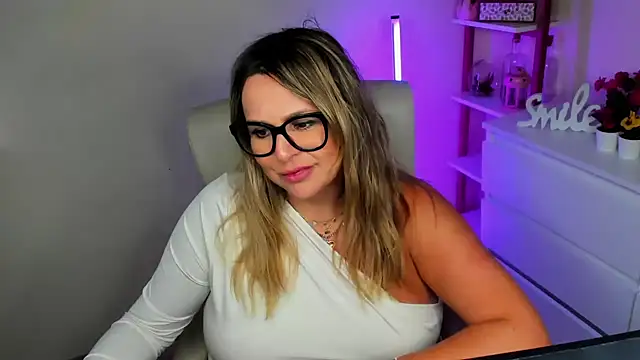 Snapshot of teaseDiana chatting on 03.12.25 teaseDiana online show from 03.12.25