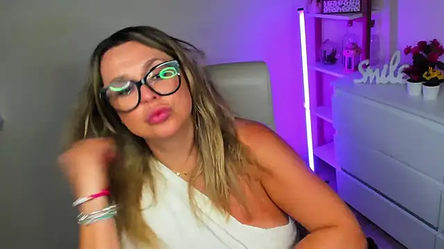 Snapshot of teaseDiana chatting on 03.12.25 teaseDiana online show from 03.12.25