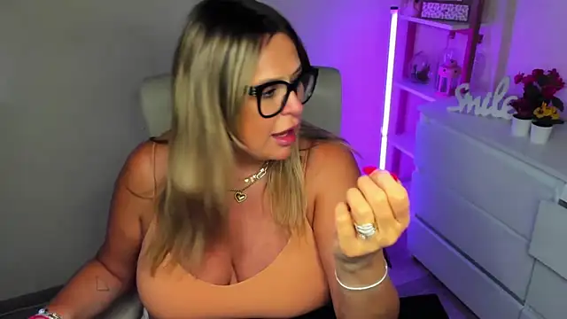 Snapshot of teaseDiana chatting on 03.13.25 teaseDiana online show from 03.13.25